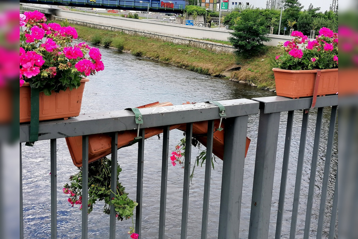 FOTO: Zničené kvetináče na moste v Banskej Bystrici, foto 7