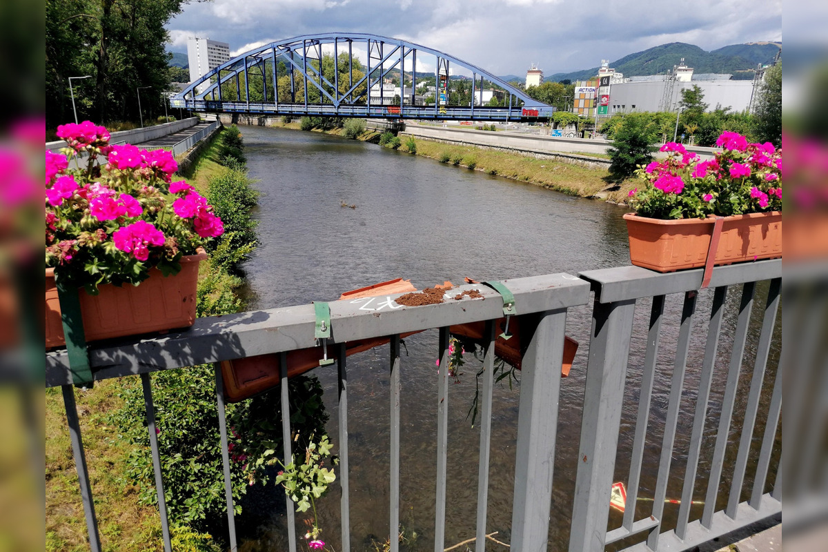 FOTO: Zničené kvetináče na moste v Banskej Bystrici, foto 8