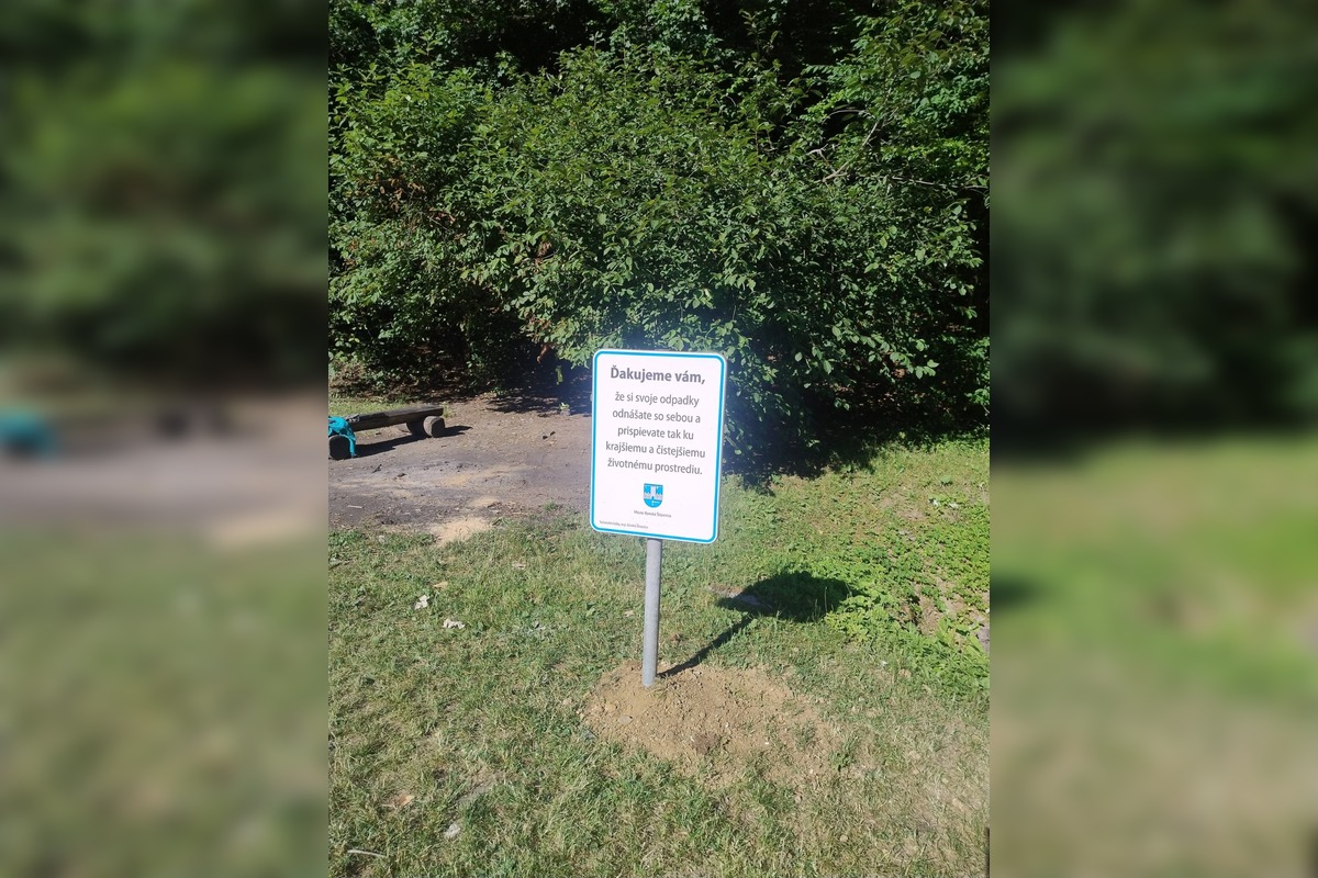 FOTO: Z tajchu zmizli smetné koše aj lavičky, foto 3
