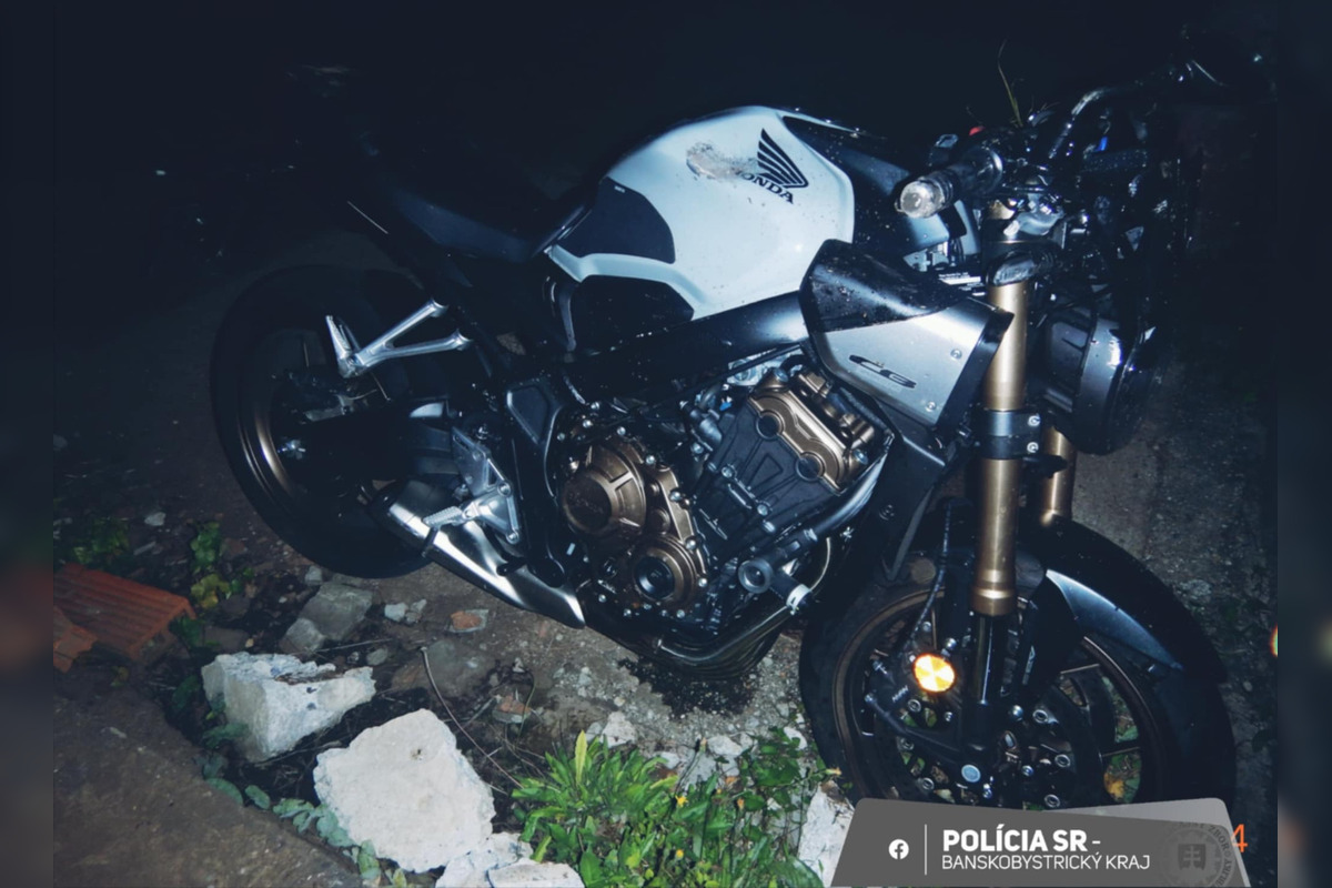 FOTO: V obci Hodruša Hámre havaroval motorkár, foto 2