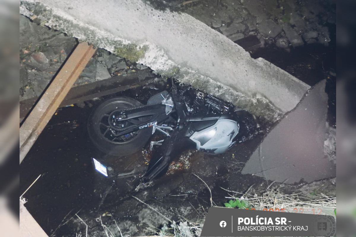 FOTO: V obci Hodruša Hámre havaroval motorkár, foto 3