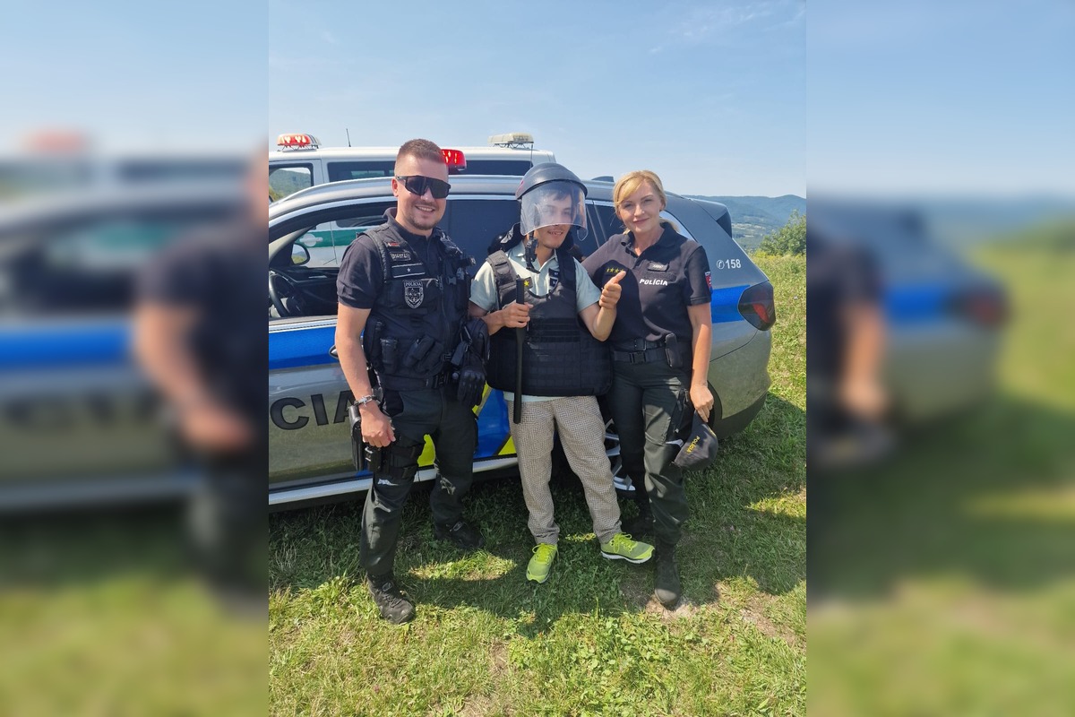 FOTO: Policajti a hasiči zo Zvolena splnili Máriovi sen byť policajtom, foto 5