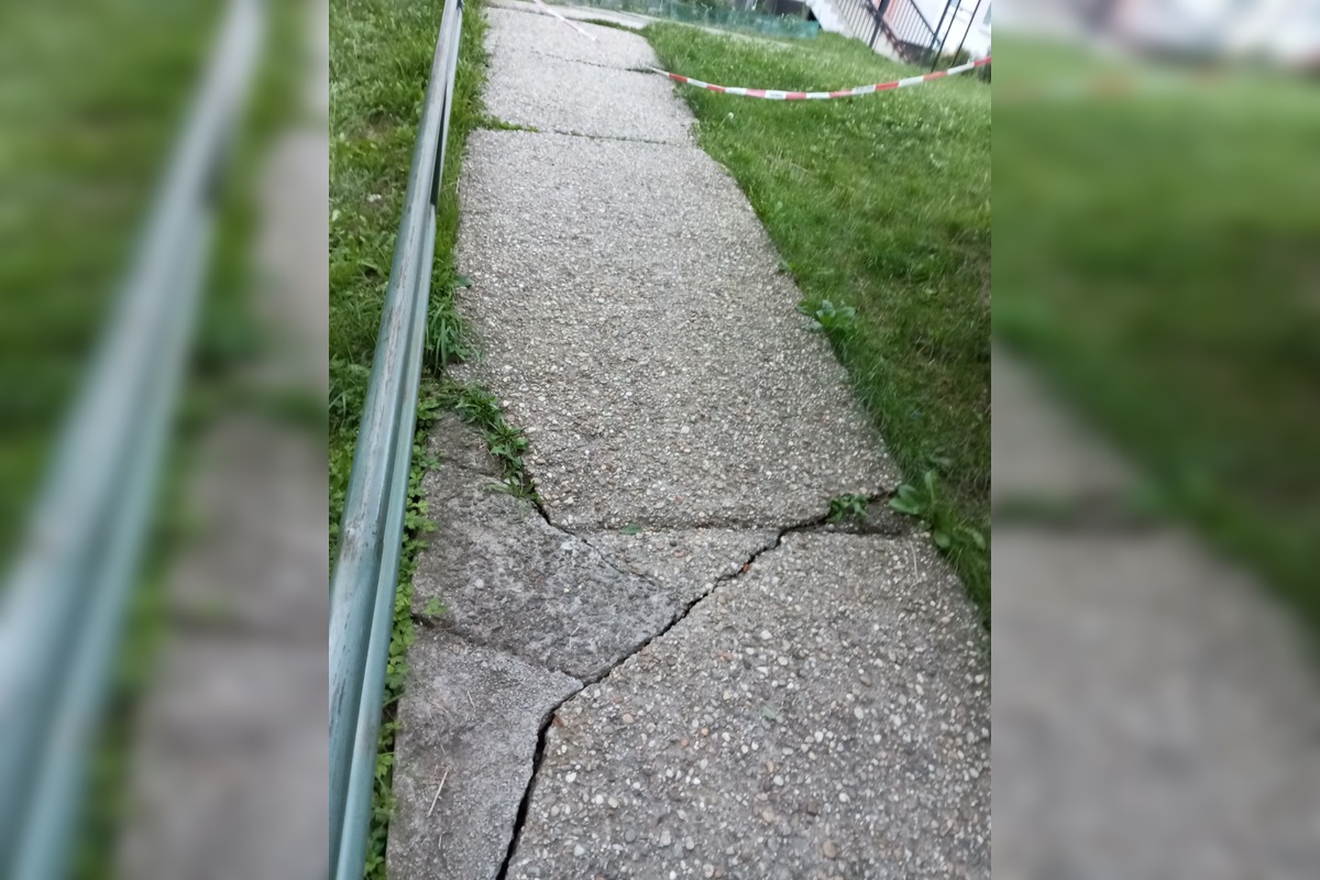 FOTO: Stav chodníka v Sásovej, foto 1