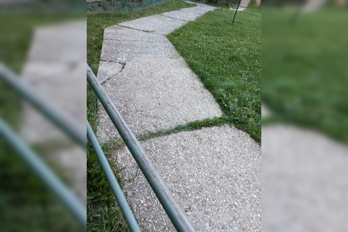 FOTO: Stav chodníka v Sásovej, foto 2