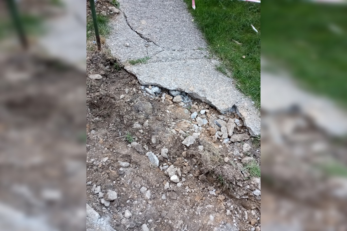 FOTO: Stav chodníka v Sásovej, foto 3