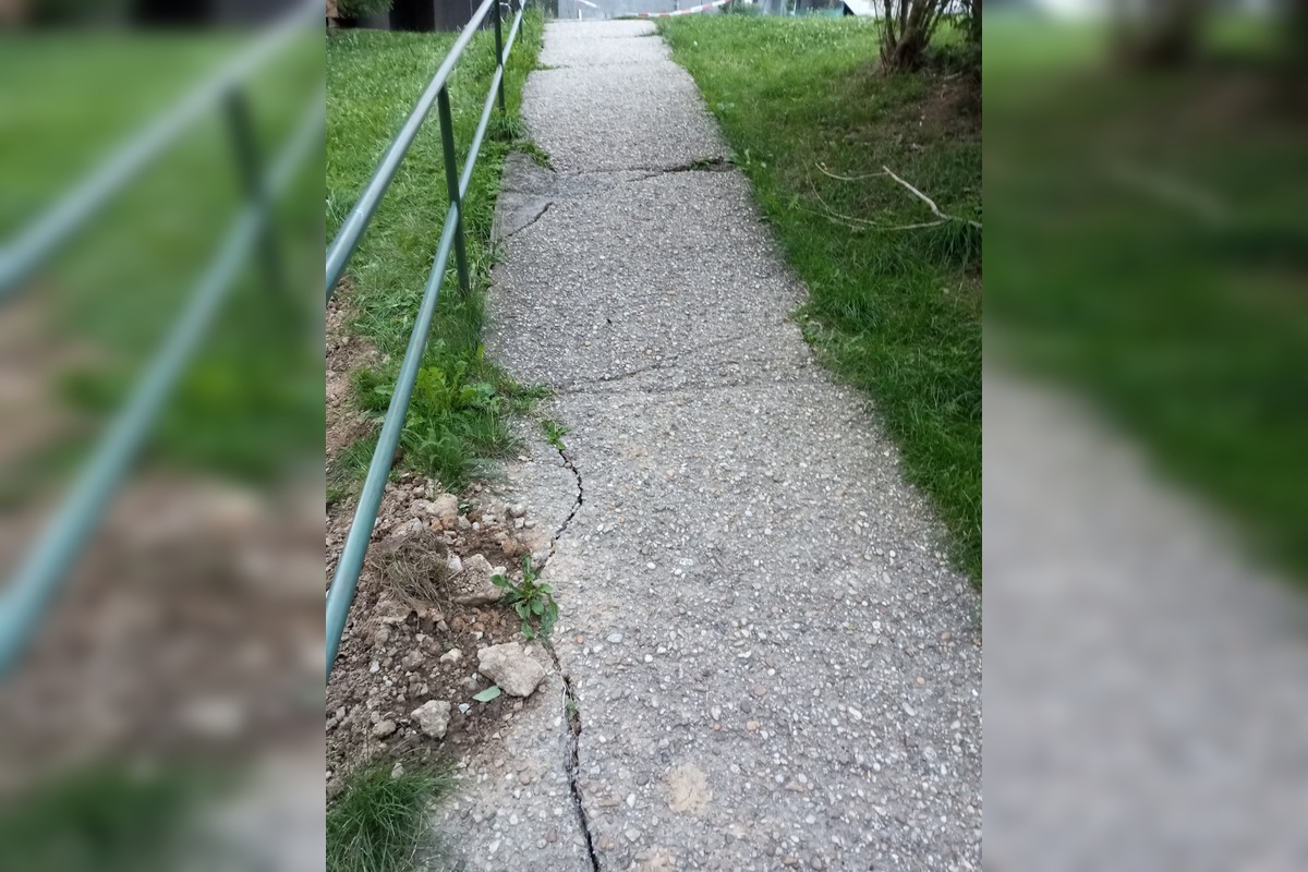 FOTO: Stav chodníka v Sásovej, foto 4