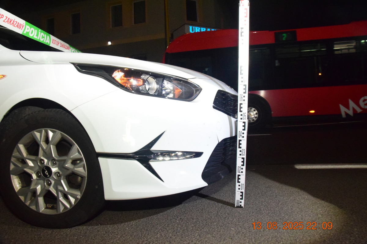 FOTO: Vodič zrazil vo Zvolene chodca, ktorý utrpel vážne zranenia, foto 3