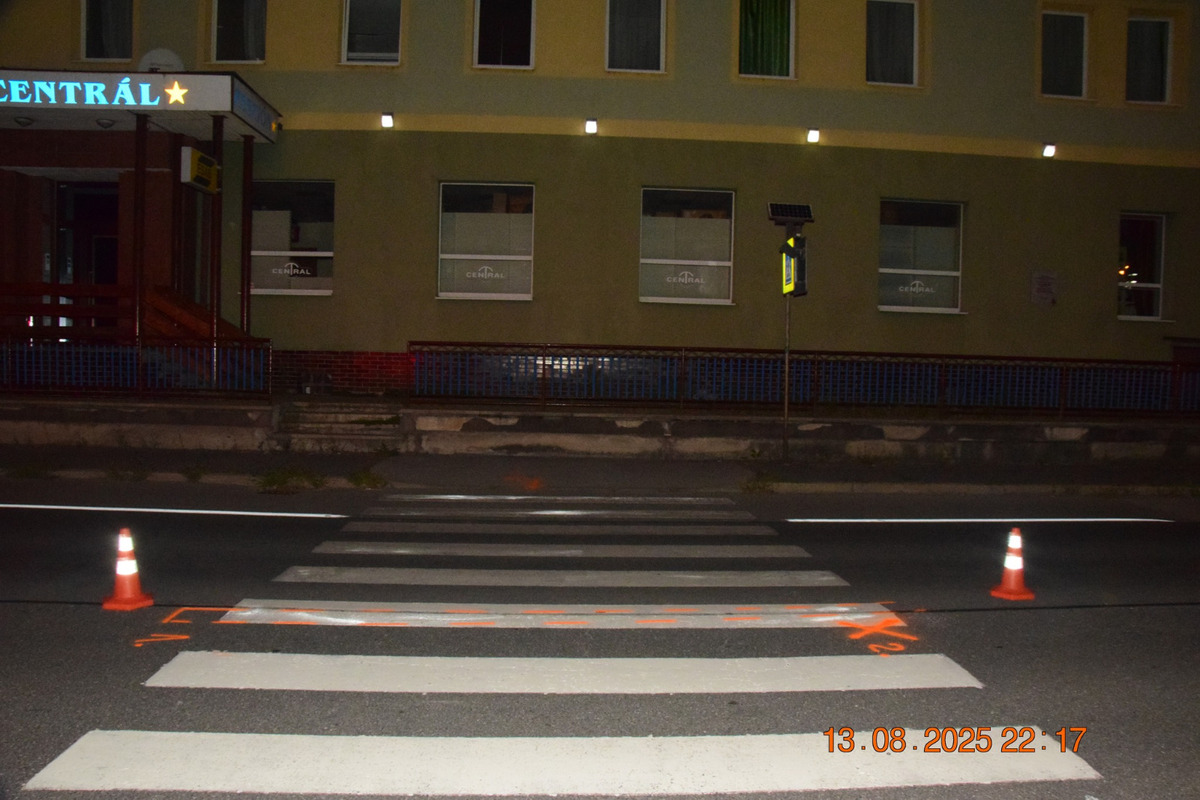 FOTO: Vodič zrazil vo Zvolene chodca, ktorý utrpel vážne zranenia, foto 4