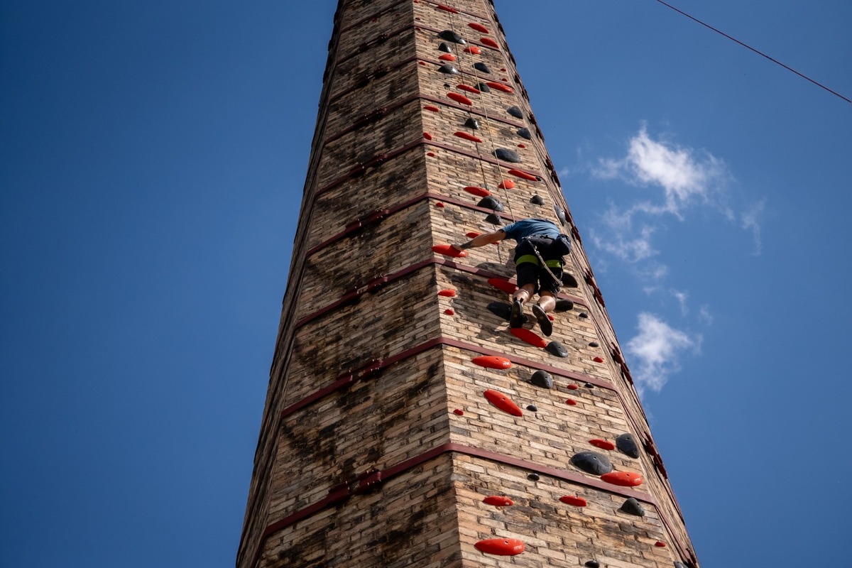 FOTO: V Utekáči otvorili lezeckú stenu na komíne, foto 6