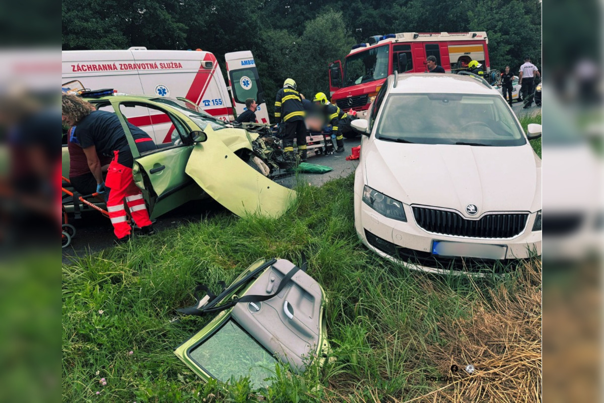 FOTO: Pri Poltári došlo k vážnej nehode, zranili sa viaceré osoby, foto 2