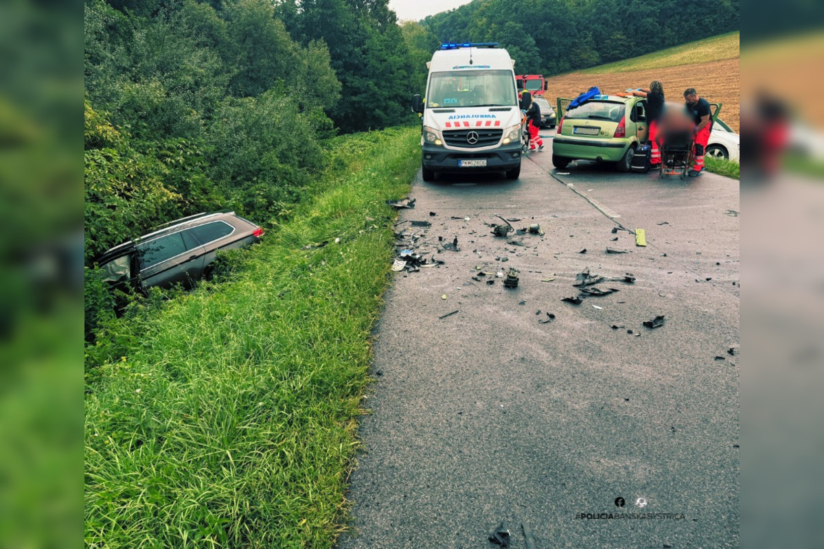 FOTO: Pri Poltári došlo k vážnej nehode, zranili sa viaceré osoby, foto 3