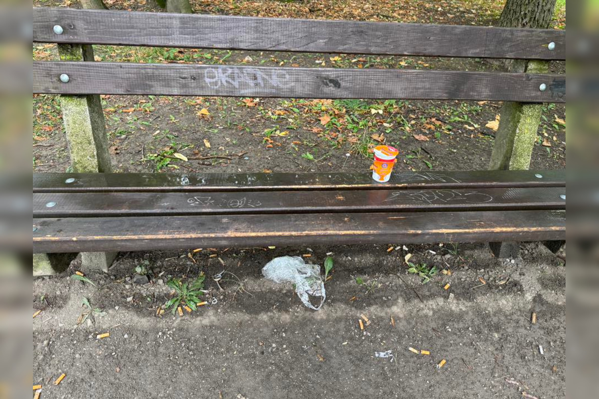 FOTO: Lavičky v mestskom parku sú špinavé a dolámané, sťažujú sa Bystričania, foto 1