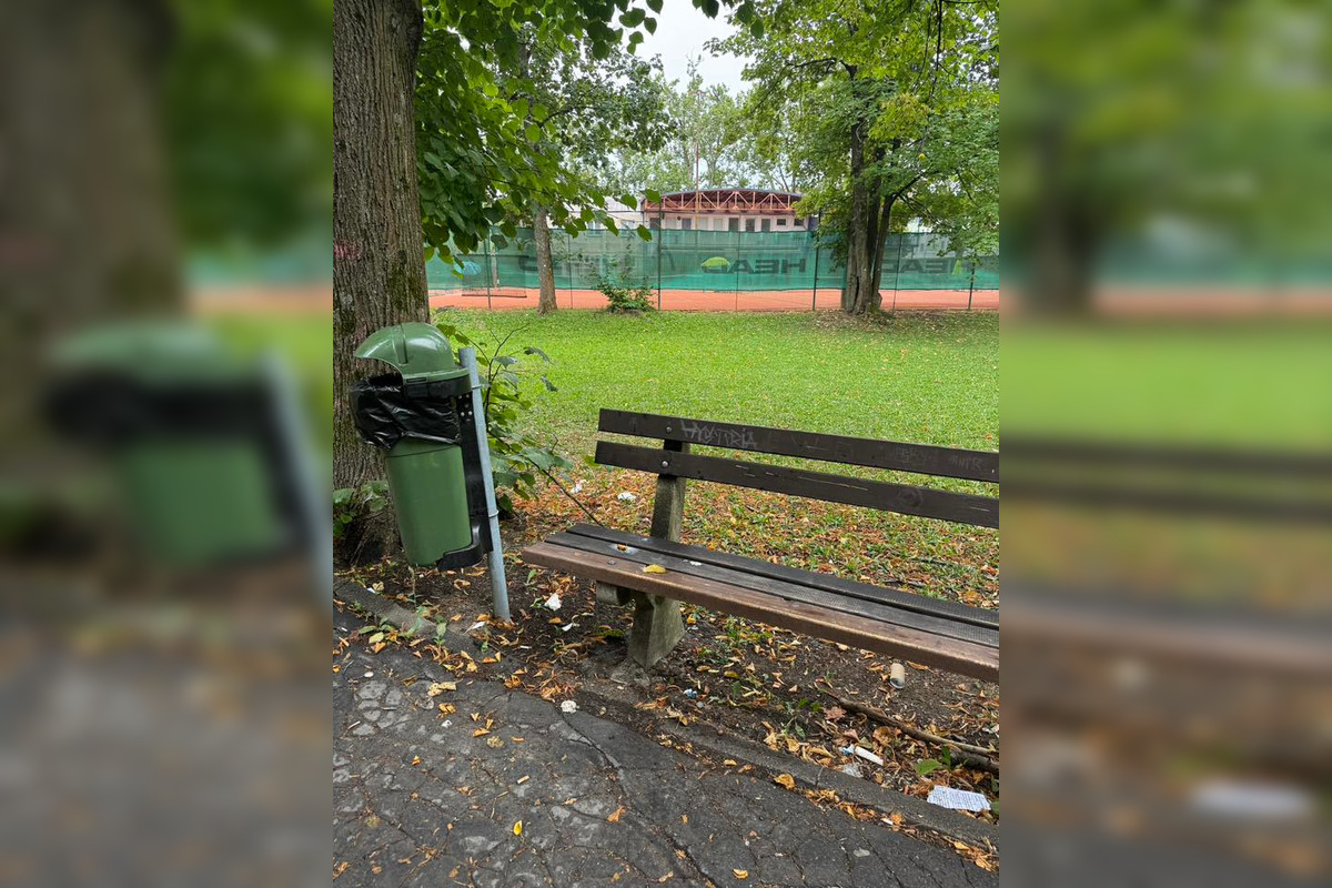 FOTO: Lavičky v mestskom parku sú špinavé a dolámané, sťažujú sa Bystričania, foto 2