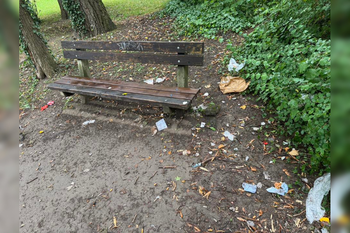 FOTO: Lavičky v mestskom parku sú špinavé a dolámané, sťažujú sa Bystričania, foto 3