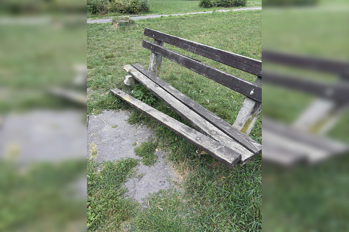 FOTO: Lavičky v mestskom parku sú špinavé a dolámané, sťažujú sa Bystričania, foto 7