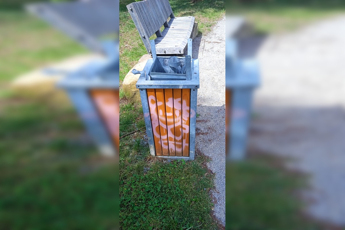 FOTO: Zničené lavičky a koše v parku na Zlatom potoku, foto 1