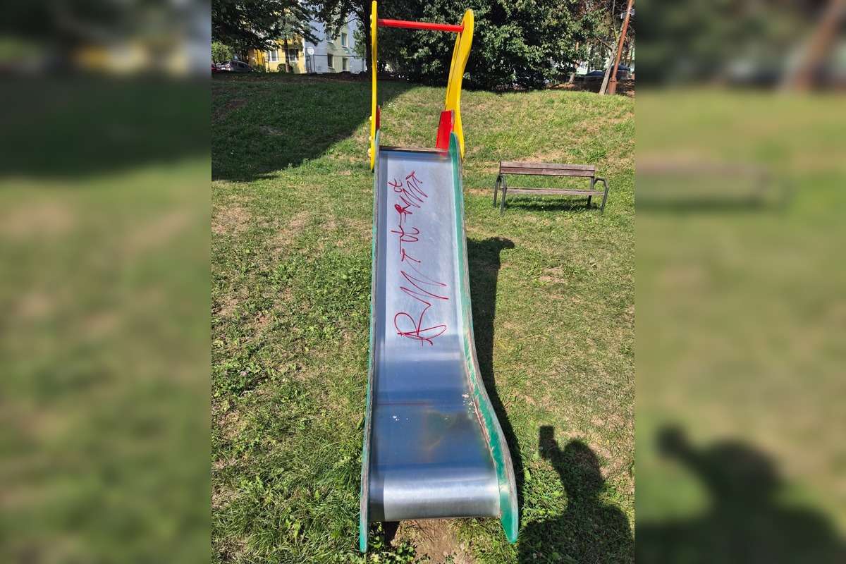 FOTO: Zničené lavičky a koše v parku na Zlatom potoku, foto 2