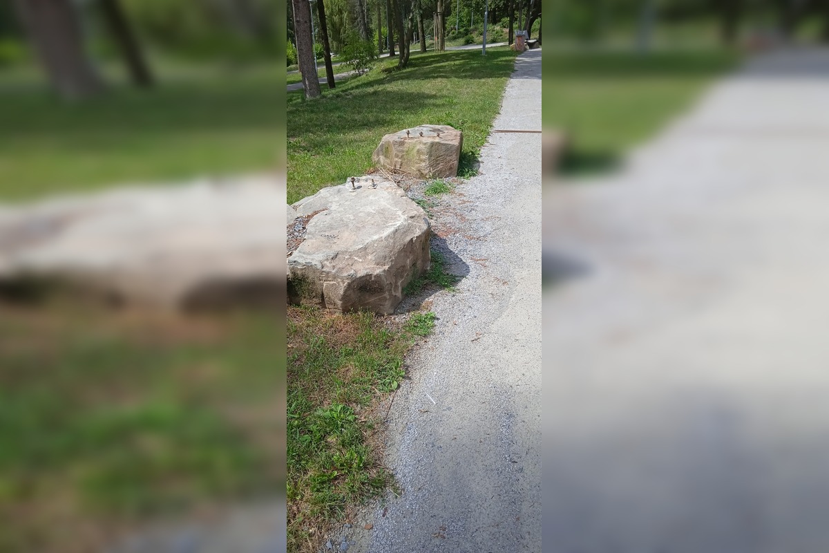 FOTO: Zničené lavičky a koše v parku na Zlatom potoku, foto 3