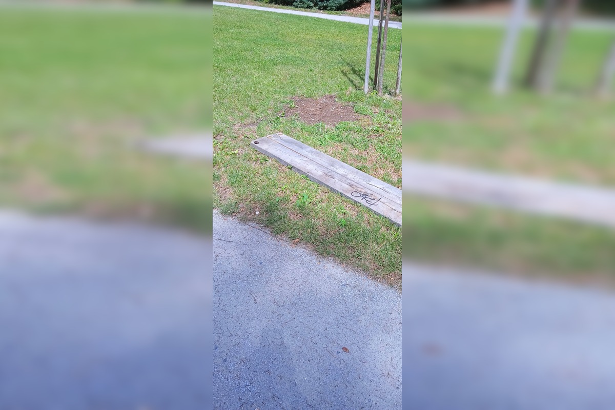 FOTO: Zničené lavičky a koše v parku na Zlatom potoku, foto 4