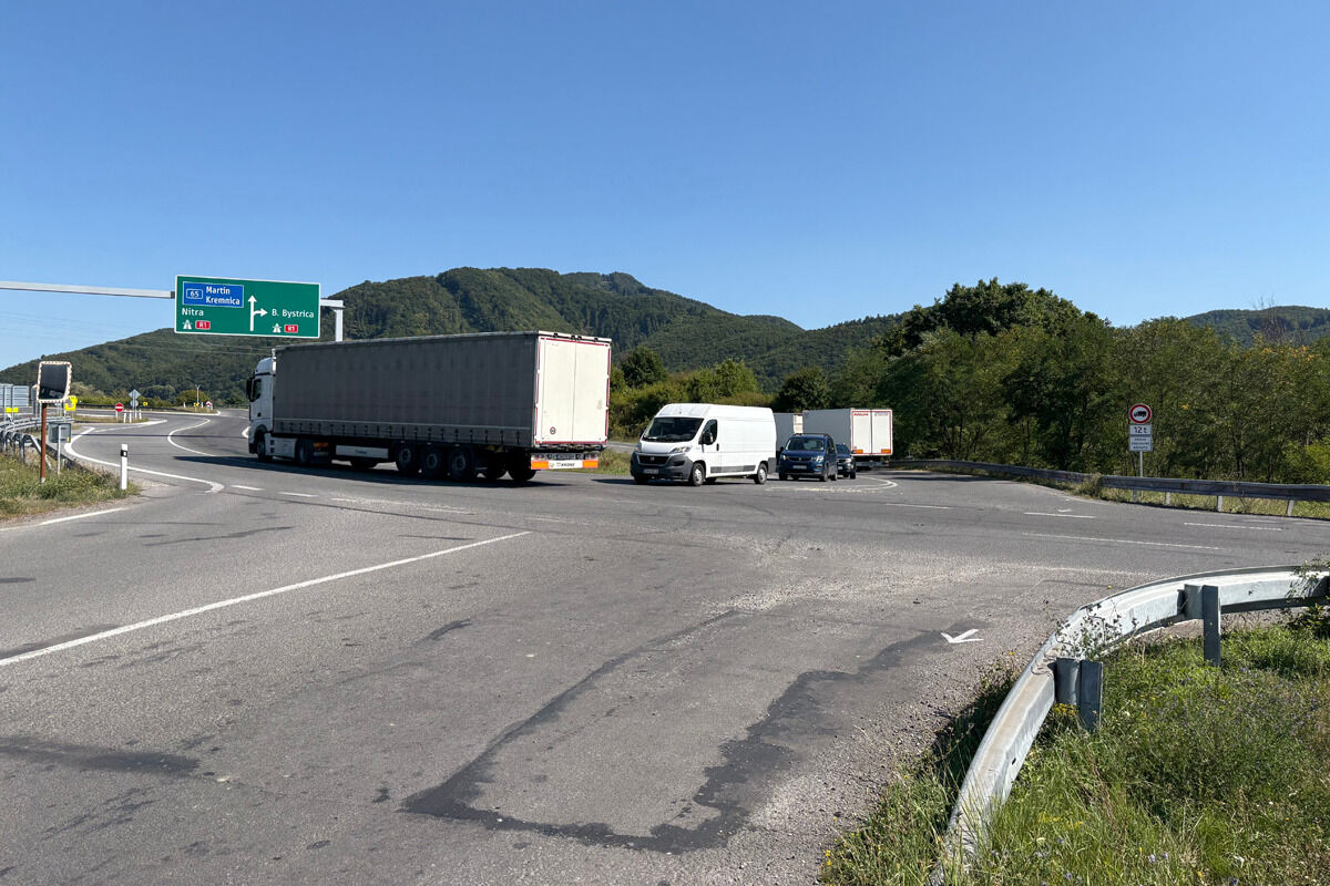 FOTO: Problematická križovatka pri Šášovskom Podhradí by mala byť prehľadnejšia, foto 1