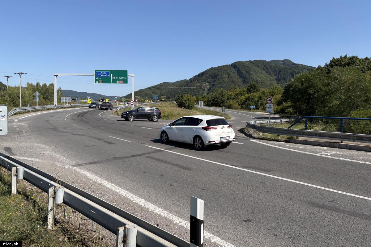 FOTO: Problematická križovatka pri Šášovskom Podhradí by mala byť prehľadnejšia, foto 2