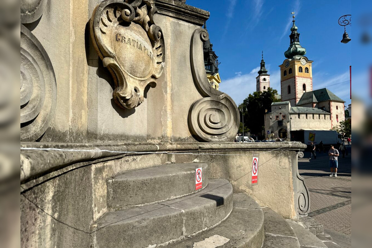FOTO: Banská Bystrica venuje pozornosť Mariánskemu stĺpu na Námestí SNP , foto 1