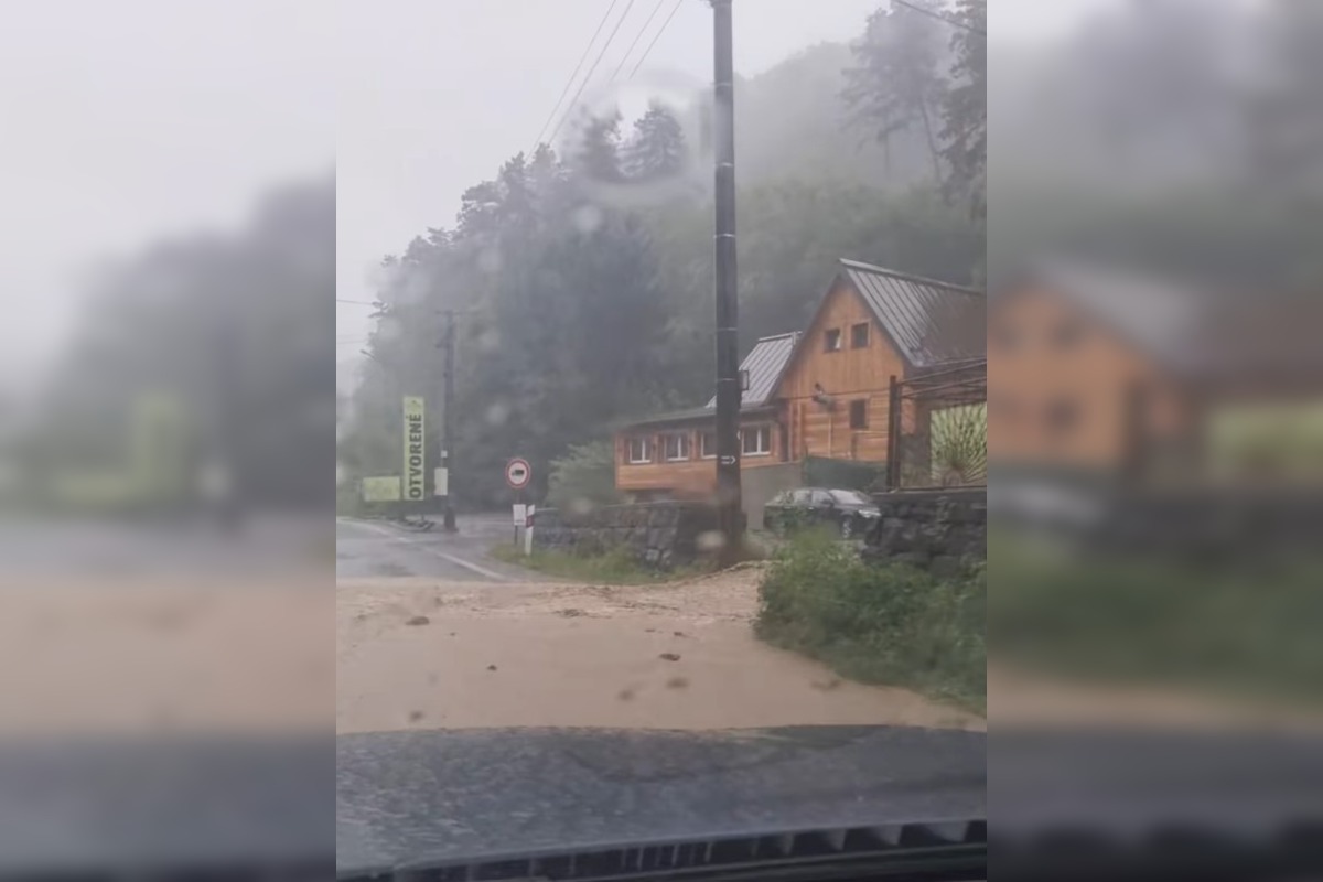 FOTO: Vo Zvolene zaplavilo cesty, kanalizácia to nezvláda , foto 2