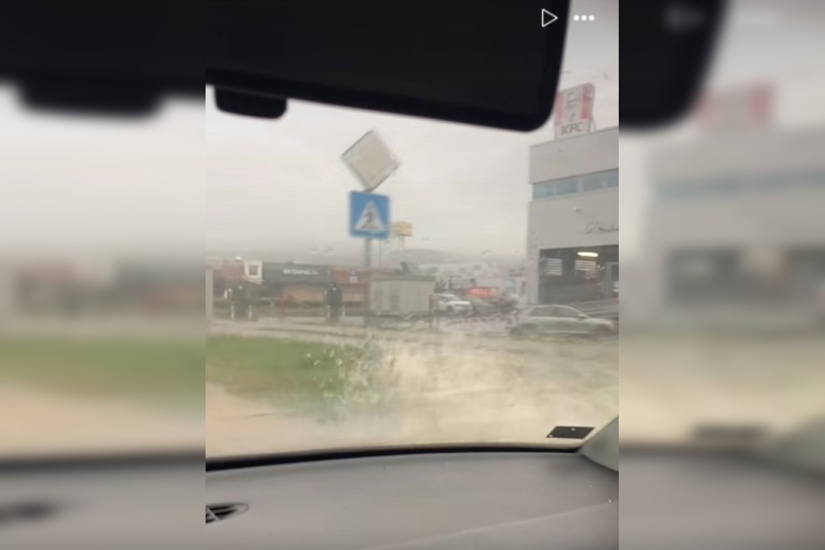 FOTO: Vo Zvolene zaplavilo cesty, kanalizácia to nezvláda , foto 5