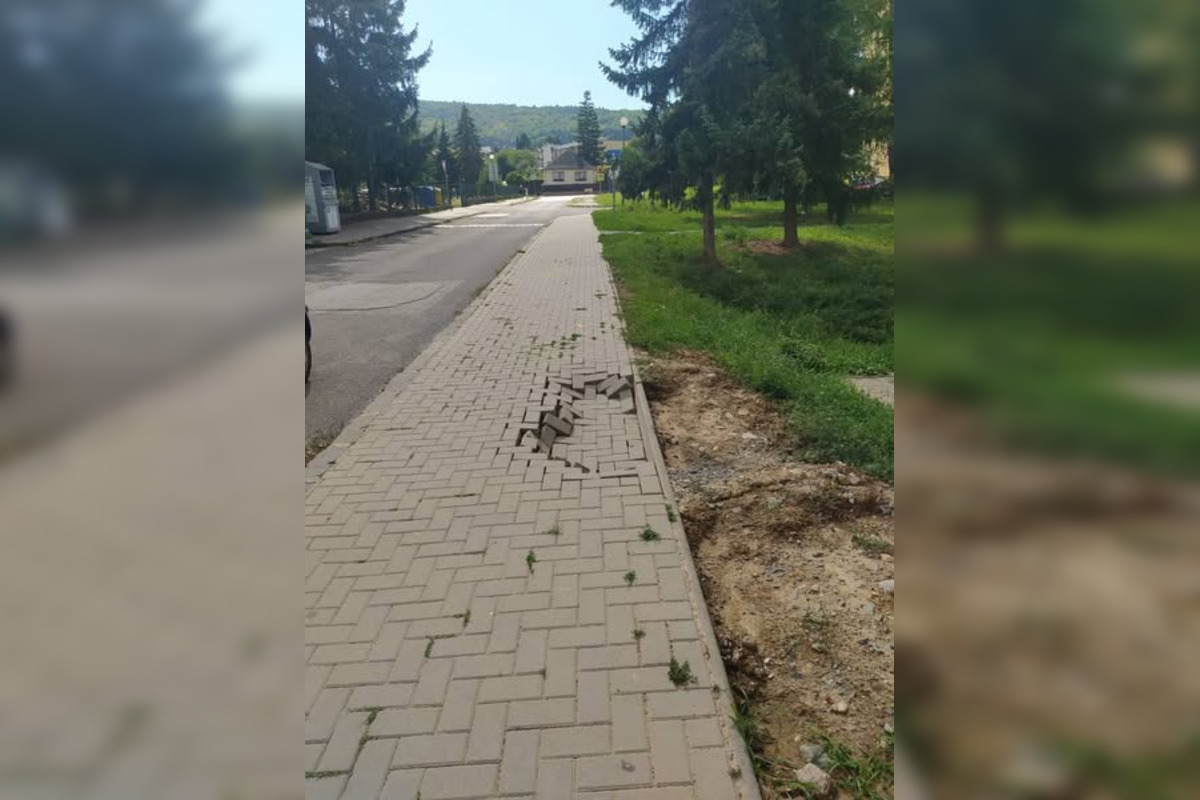 FOTO: Dievča si zlomilo nohu na zničenom chodníku pri škole vo Zvolene, foto 1