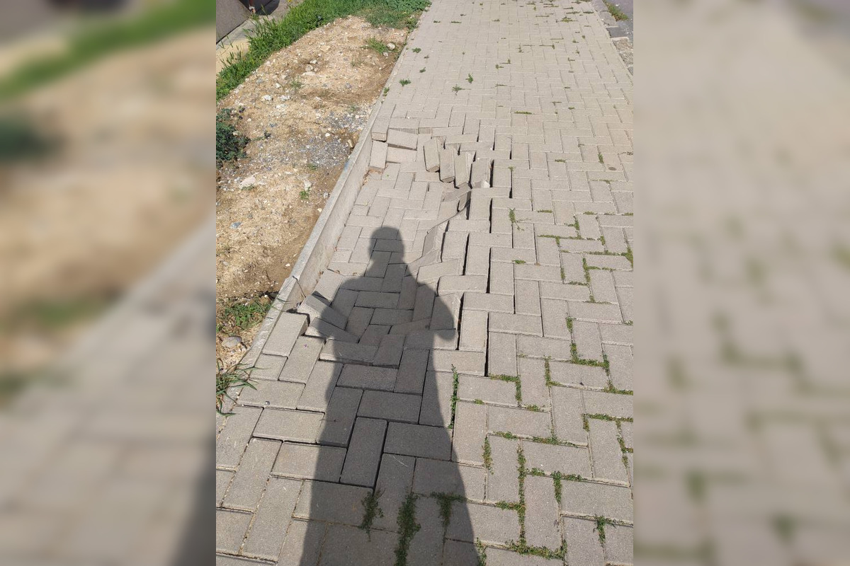 FOTO: Dievča si zlomilo nohu na zničenom chodníku pri škole vo Zvolene, foto 2