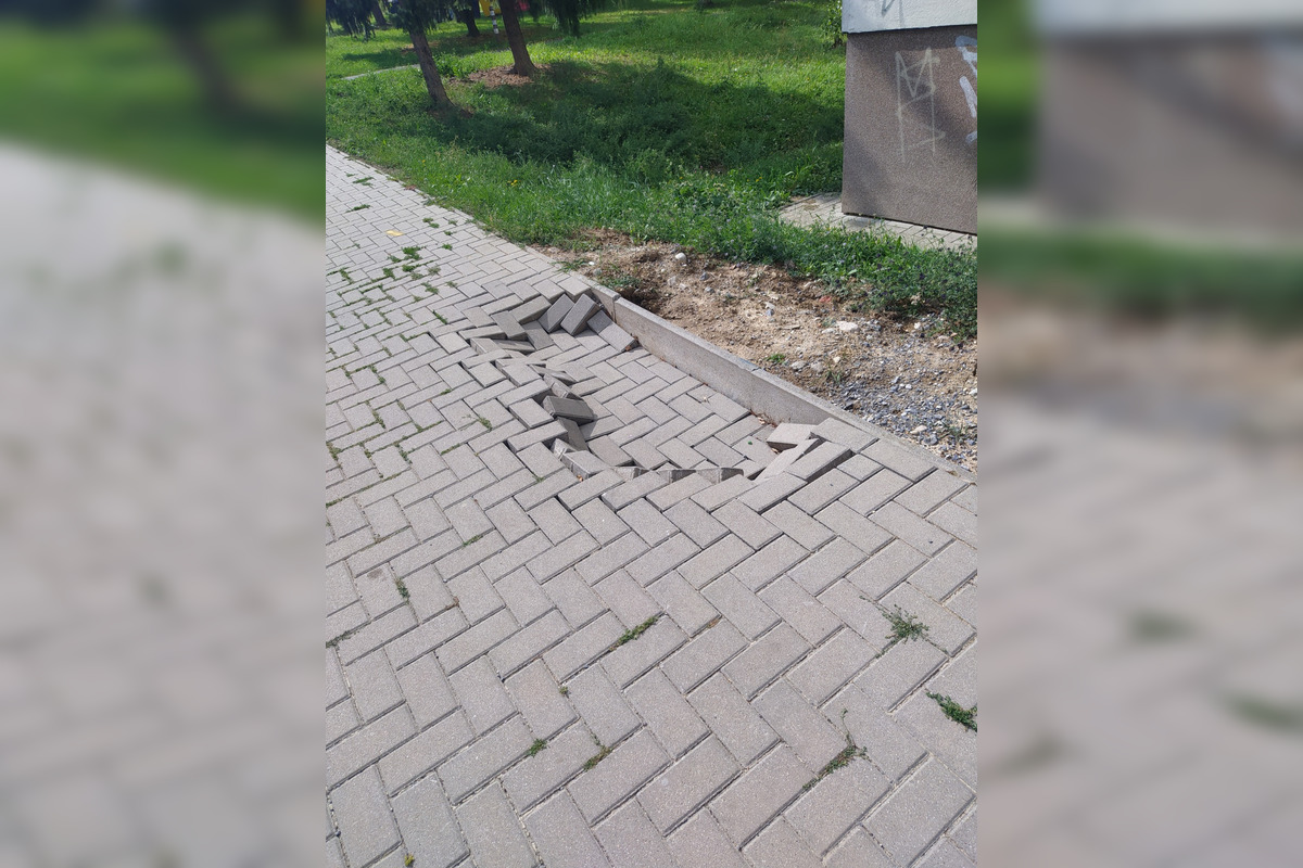 FOTO: Dievča si zlomilo nohu na zničenom chodníku pri škole vo Zvolene, foto 3