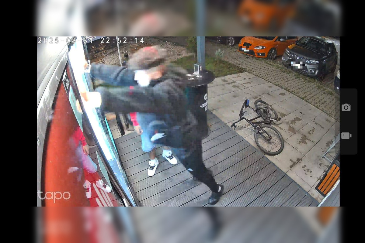 FOTO: Mladíci vykradli vo Zvolene automat, foto 1