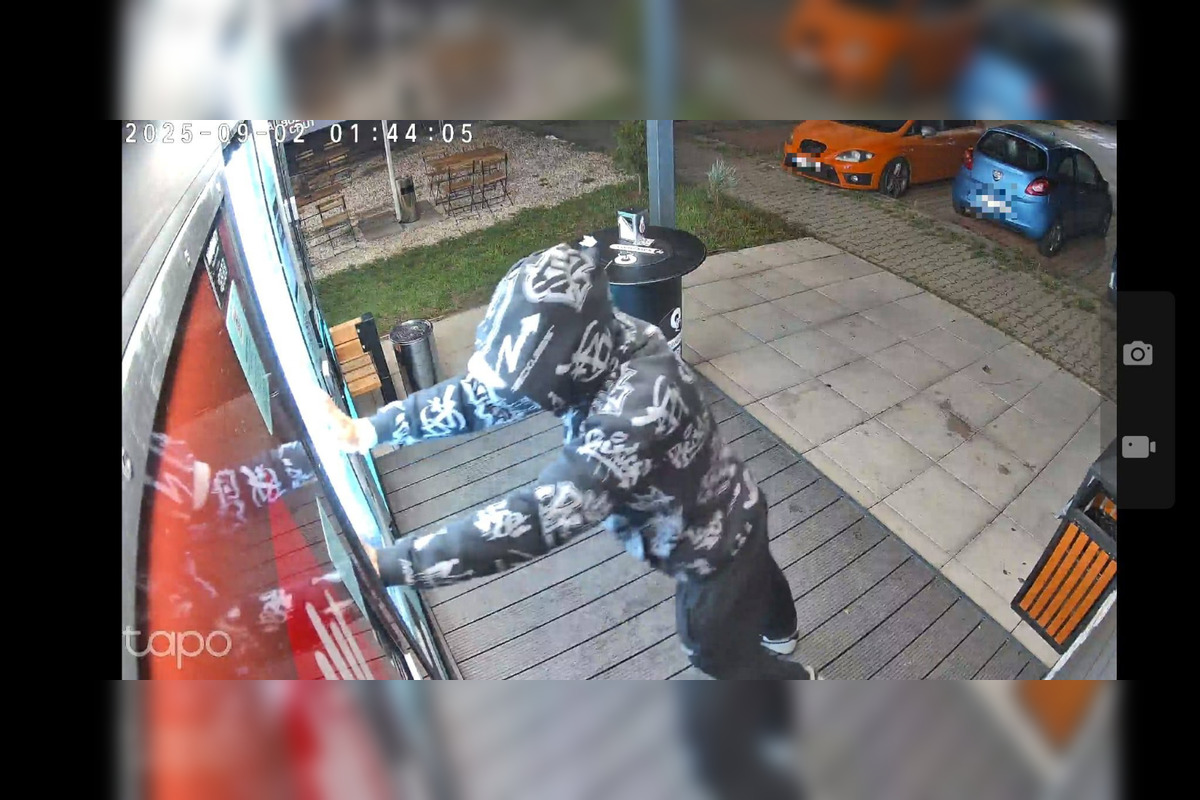 FOTO: Mladíci vykradli vo Zvolene automat, foto 4