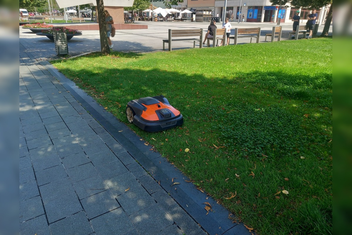 FOTO: Mesto skúša robotickú kosačku, foto 1