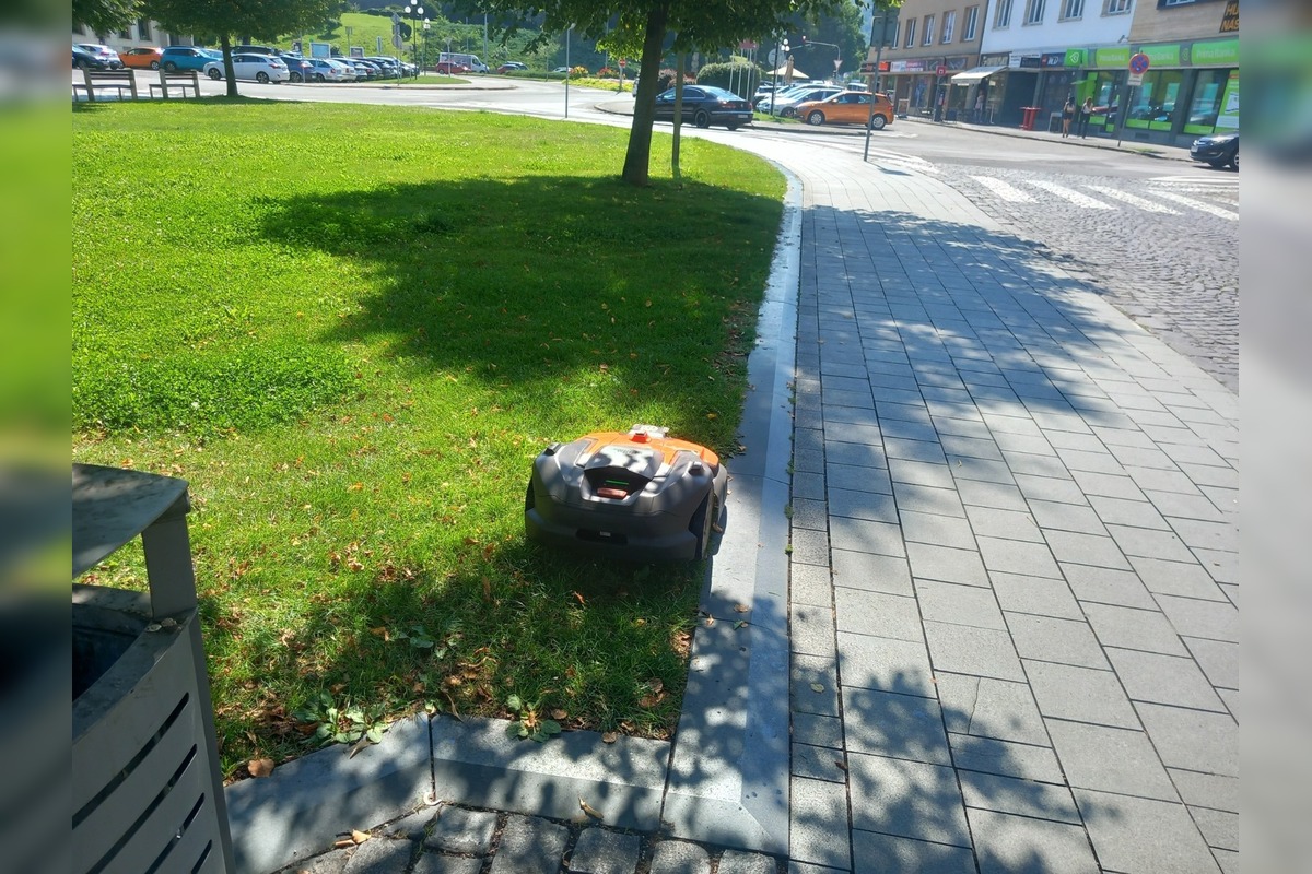 FOTO: Mesto skúša robotickú kosačku, foto 2