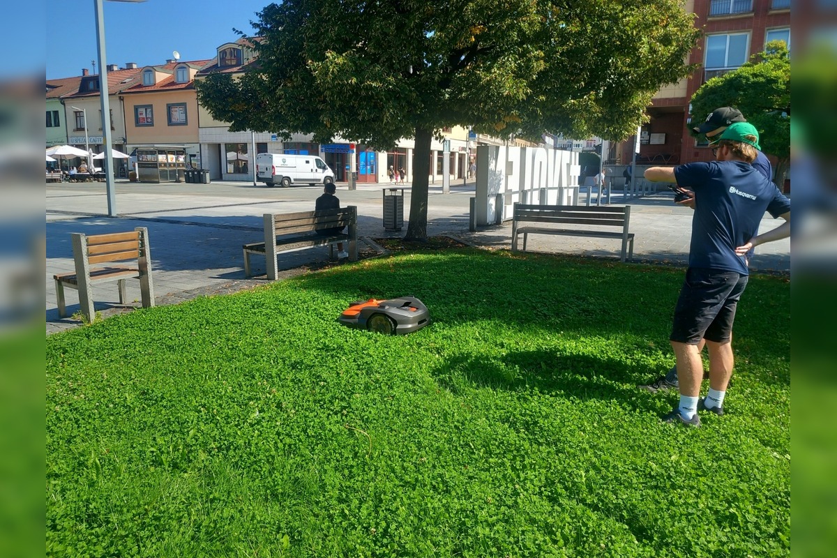 FOTO: Mesto skúša robotickú kosačku, foto 3