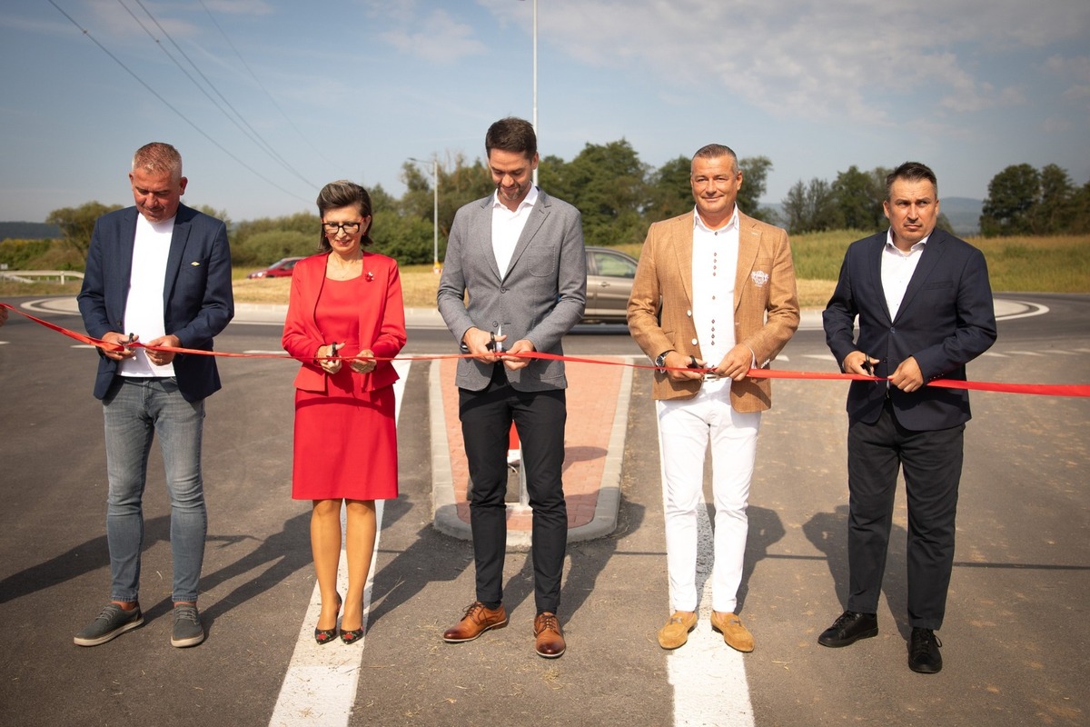 FOTO: Okružná križovatka pri Sliači je dokončená, foto 3