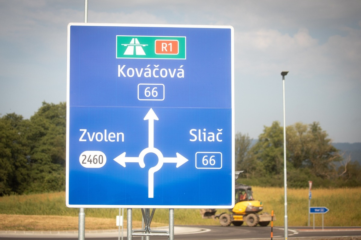 FOTO: Okružná križovatka pri Sliači je dokončená, foto 4