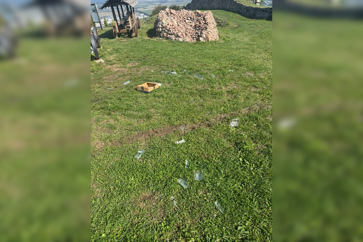 FOTO: Na Pustom hrade zostali po národnom výstupe odpadky , foto 1