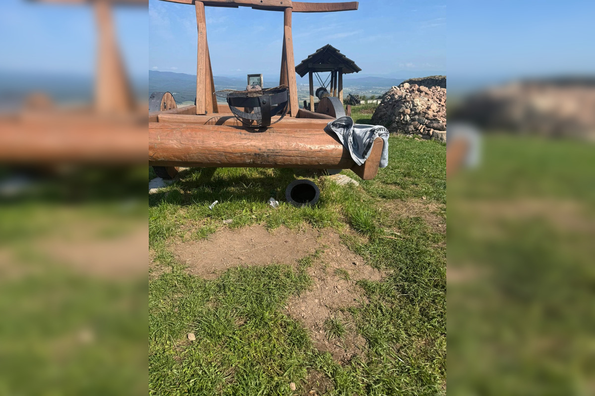 FOTO: Na Pustom hrade zostali po národnom výstupe odpadky , foto 2