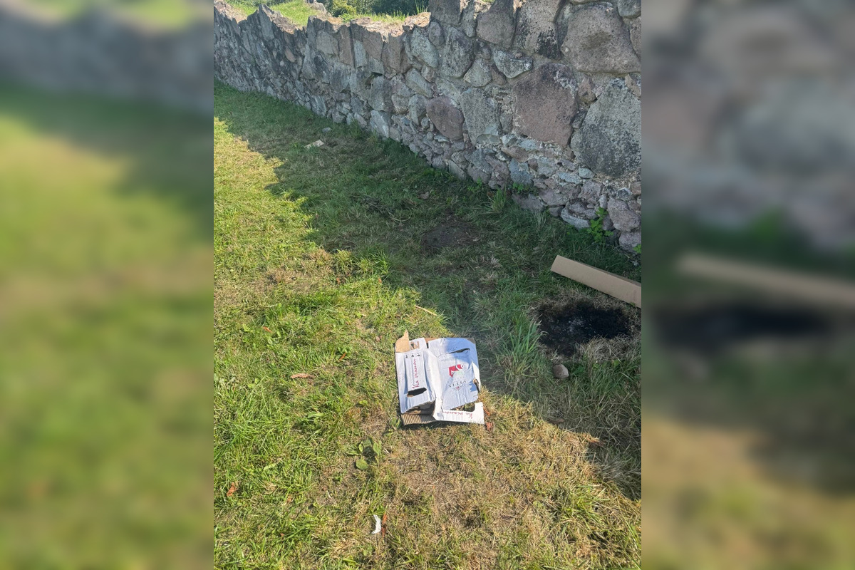 FOTO: Na Pustom hrade zostali po národnom výstupe odpadky , foto 4