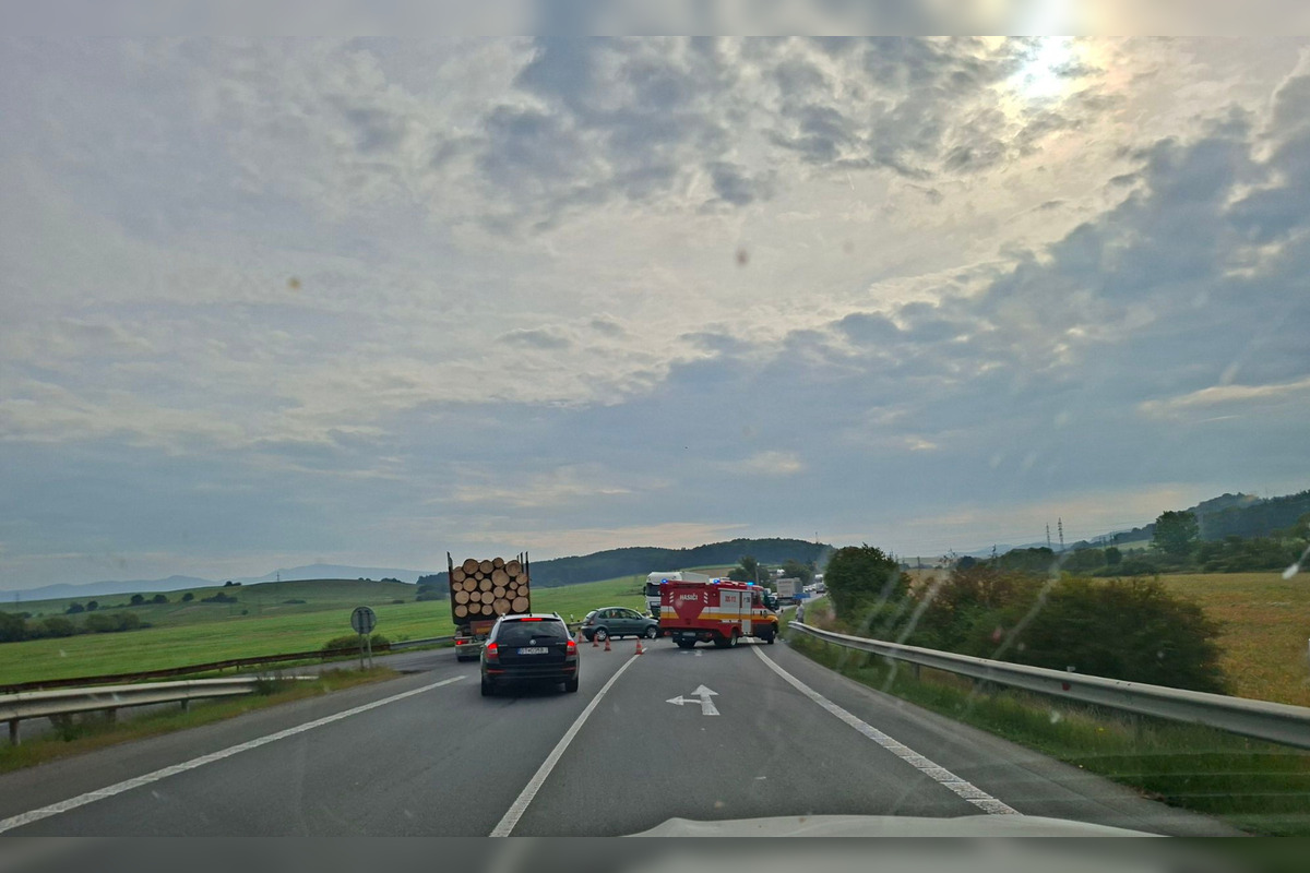 FOTO: Na ceste pred Zvolenom došlo k dopravnej nehode, rátajte so zdržaním, foto 2