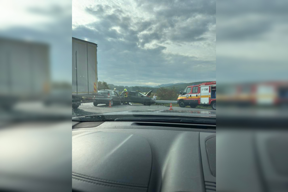 FOTO: Na ceste pred Zvolenom došlo k dopravnej nehode, rátajte so zdržaním, foto 3