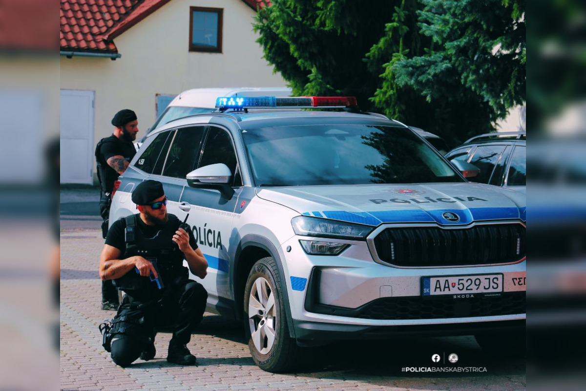 FOTO: Na základnej škole v Banskej Bystrici bolo plno policajtov, foto 1