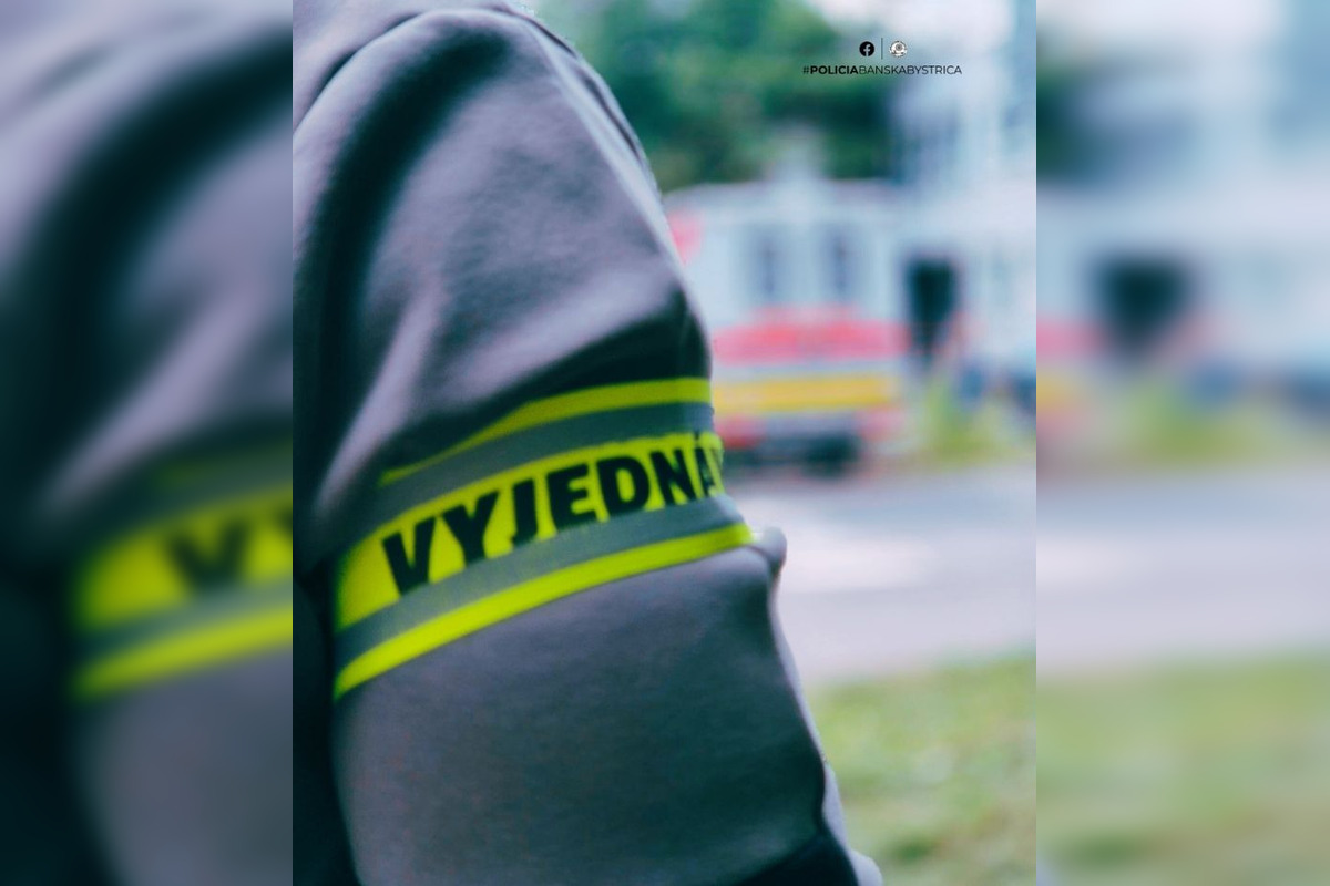 FOTO: Na základnej škole v Banskej Bystrici bolo plno policajtov, foto 2
