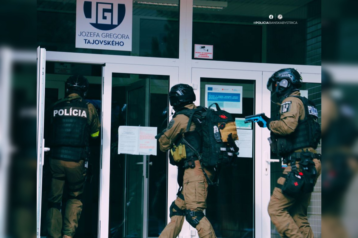 FOTO: Na základnej škole v Banskej Bystrici bolo plno policajtov, foto 3