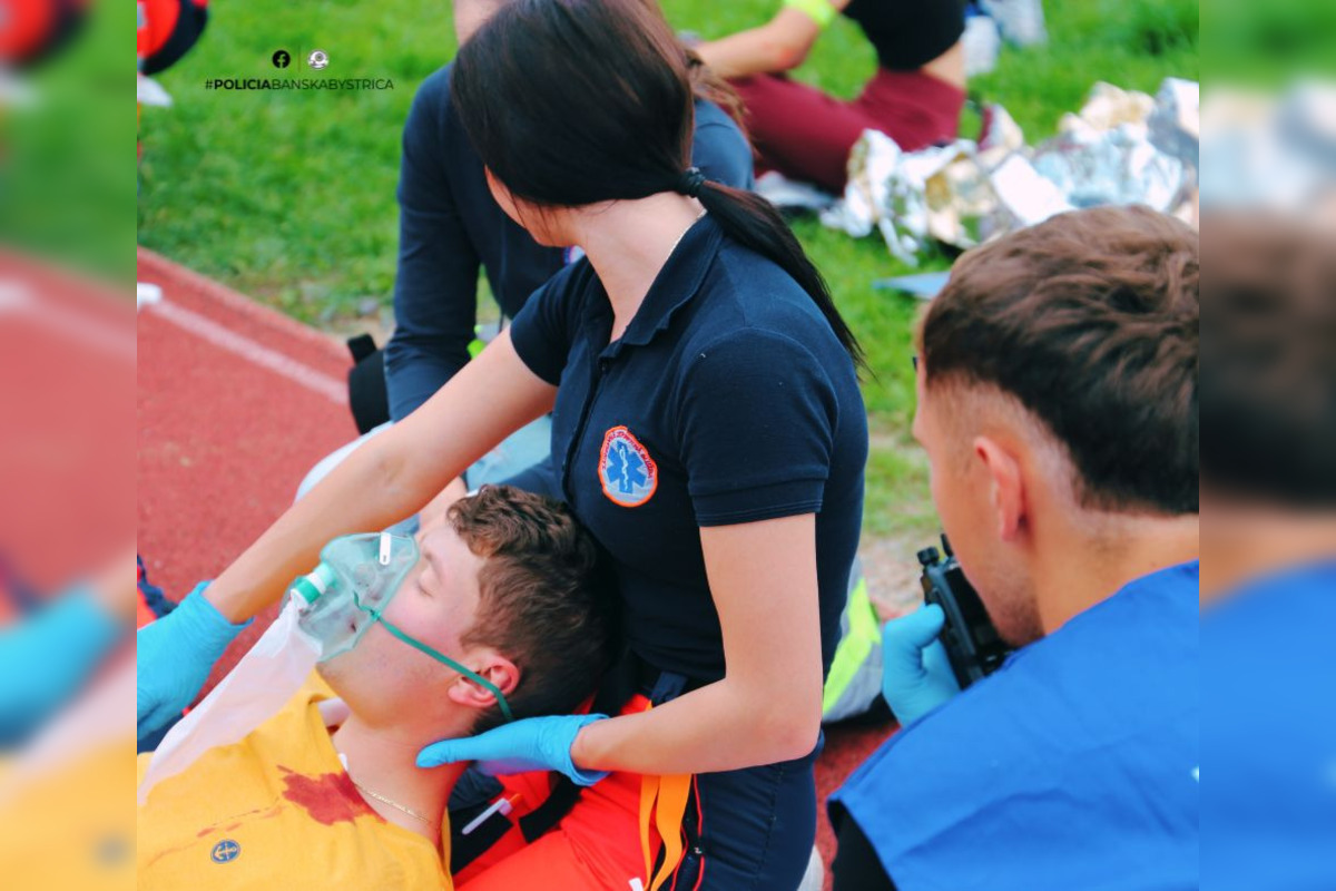 FOTO: Na základnej škole v Banskej Bystrici bolo plno policajtov, foto 4
