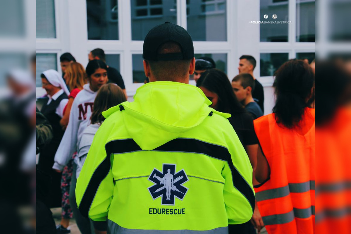 FOTO: Na základnej škole v Banskej Bystrici bolo plno policajtov, foto 6