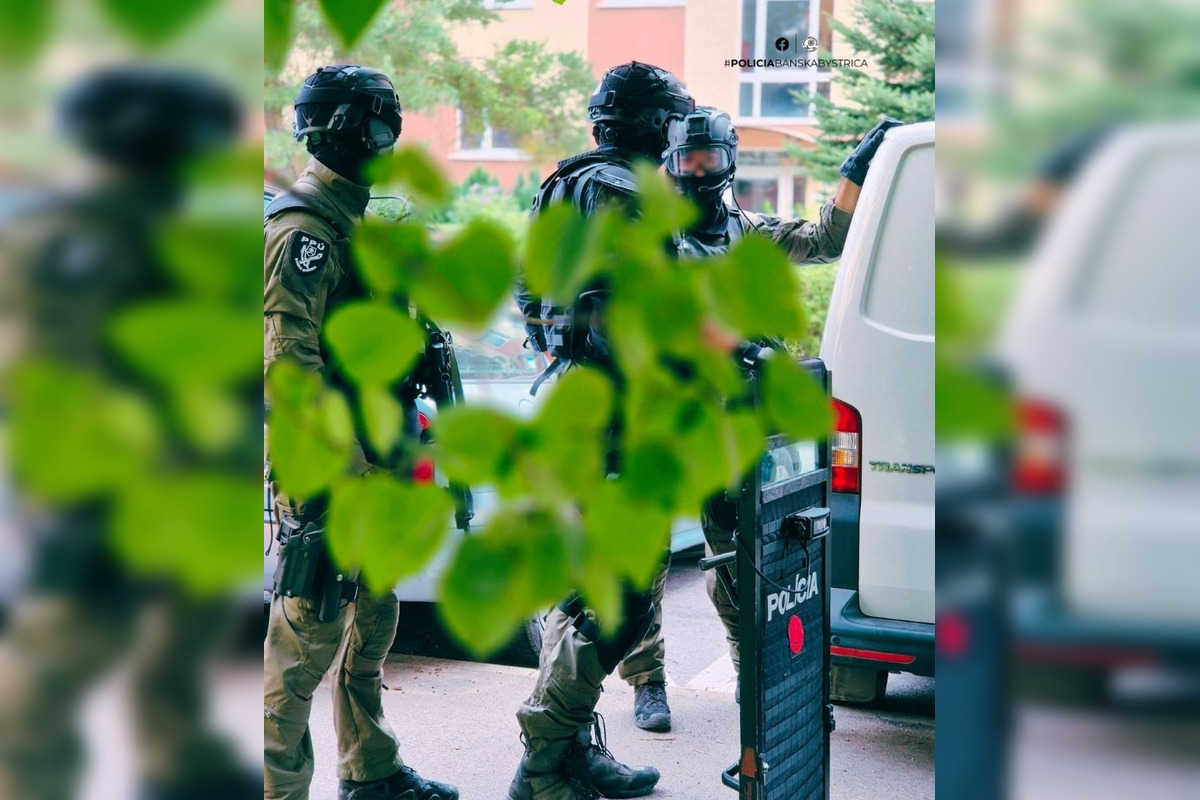 FOTO: Na základnej škole v Banskej Bystrici bolo plno policajtov, foto 7