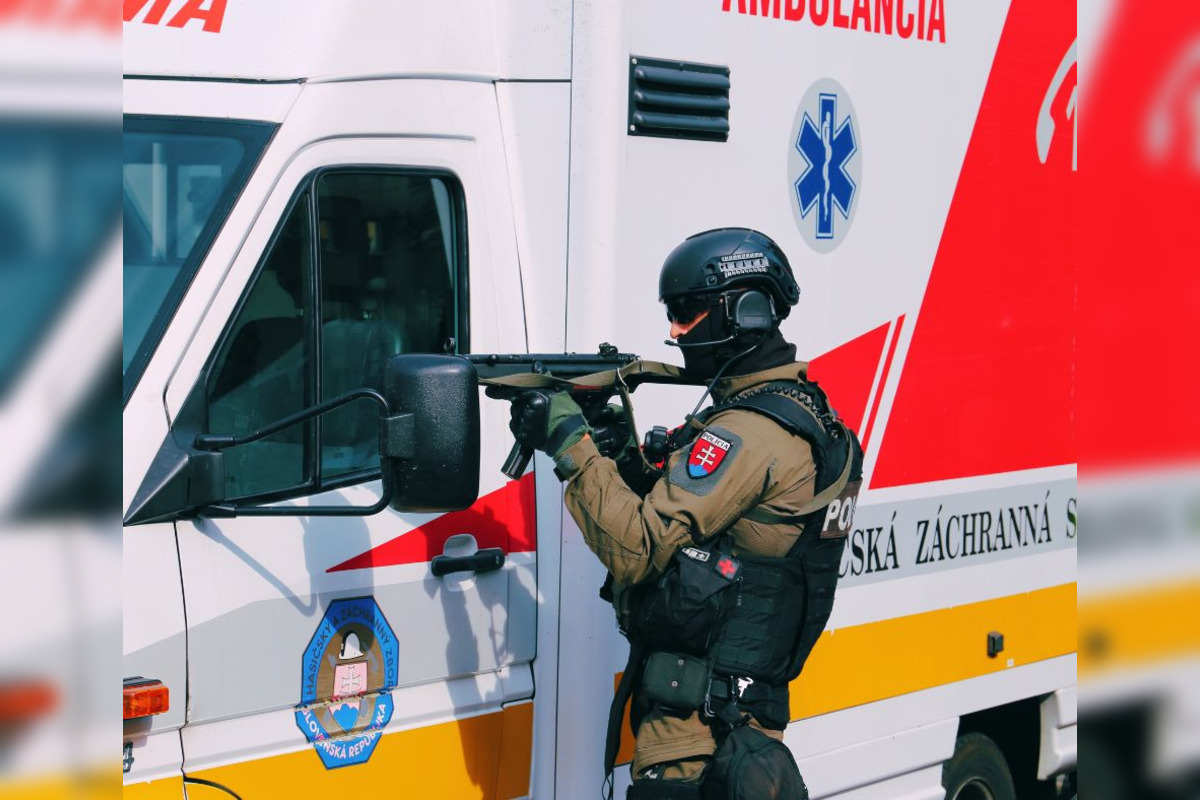 FOTO: Na základnej škole v Banskej Bystrici bolo plno policajtov, foto 8